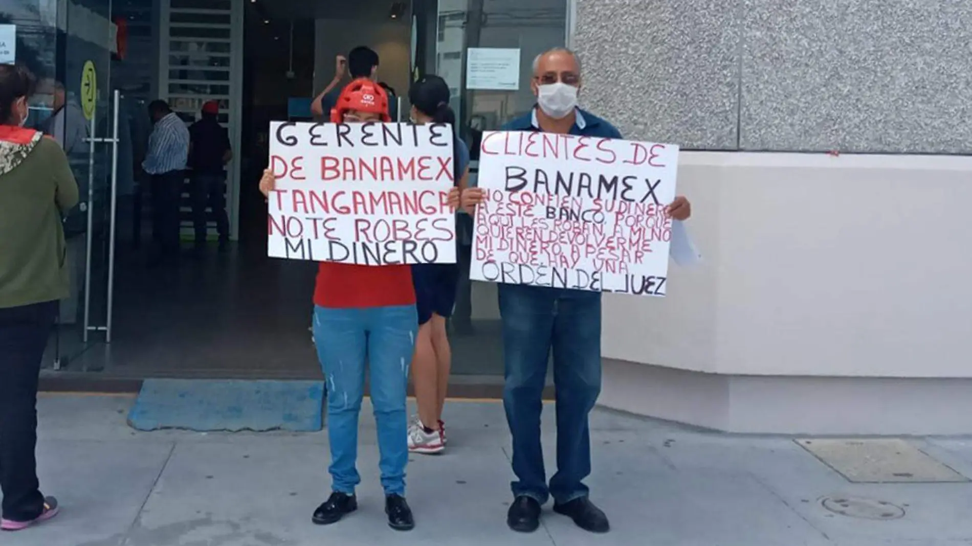 manifestación por dinero banamex